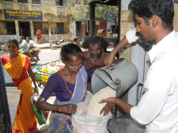 ரேஷன் அட்டைதாரர்களுக்கு 5 ஆண்டுகளுக்கு இல்வசம்…. மாநில அரசு சூப்பர் அறிவிப்பு….!!!