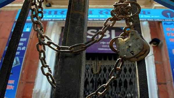 புயல் எதிரொலி: இன்று வங்கிகள் இயங்காது…. வாடிக்கையாளர்களுக்கு முக்கிய அறிவிப்பு…!!