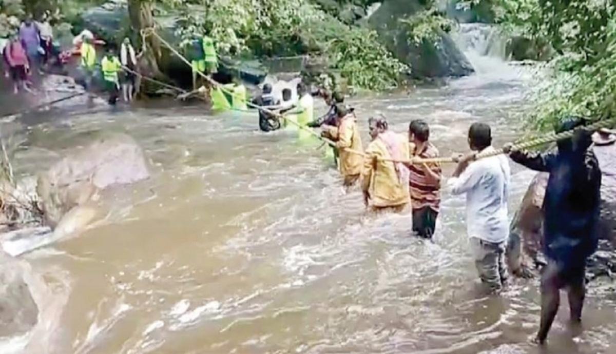 கொட்டி தீர்க்கும் கனமழை…. 20-க்கும் மேற்பட்ட பக்தர்கள் மீட்பு… சதுரகிரியில் தவிக்கும் பக்தர்கள்…!!