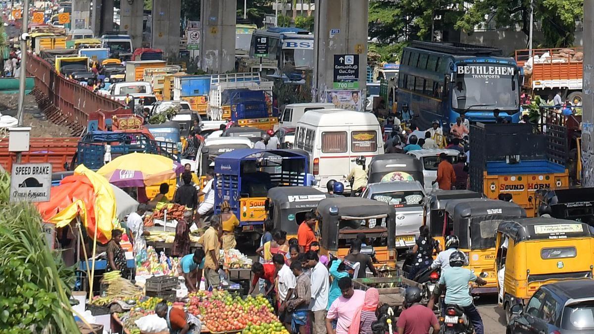 கடும் போக்குவரத்து நெரிசல்… ஸ்தம்பித்தது சென்னை மாநகரம்…!!!