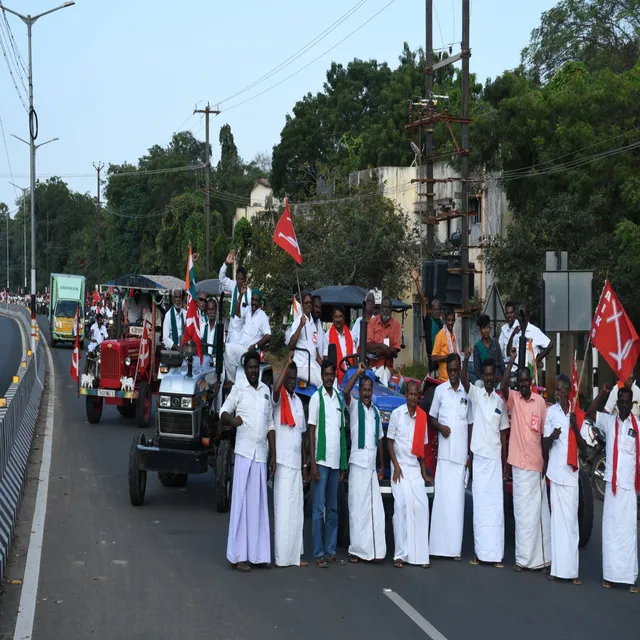 ஆதரவு விலையை சட்டமாக்கணும்…. விவசாயிகளின் டிராக்டர் பேரணி….!!