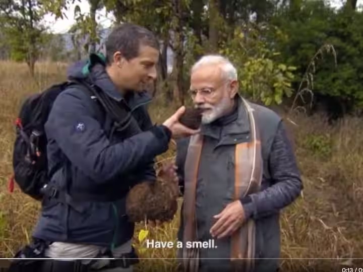 இதுதான் யானையின் சாணம்…. பிரதமர் மோடியை நுகர்ந்து பார்க்க சொன்ன பியர் கிரில்ஸ்… வைரல் வீடியோ…!!