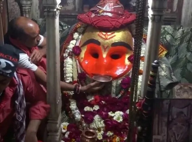 அட என்னப்பா சொல்றீங்க…! இந்த கோயிலில் சாராயம் தான் பிரசாதமாம்…. வியக்கவைக்கும் செய்தி…!!