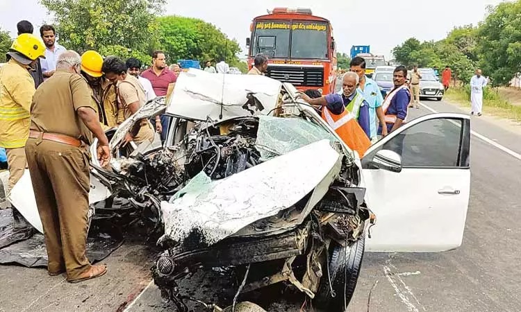 சுக்குநூறாக நொறுங்கிய கார்…. சப்- இன்ஸ்பெக்டர் உள்பட மூன்று பேர் பலி…. பரபரப்பு சம்பவம்…!!