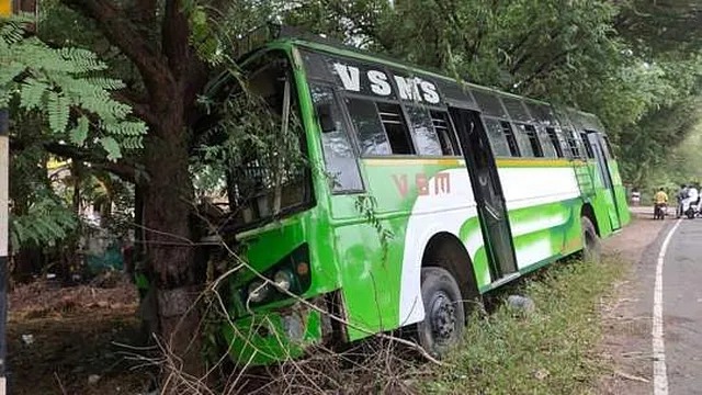 விபத்தில் சிக்கிய பேருந்து…. படுகாயமடைந்த பக்தர்கள்…. பரபரப்பு சம்பவம்…!!