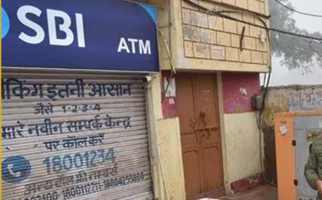 மிஷினயே தூக்கிட்டாங்களா….? ATM-உடன் 30 லட்சம் அபேஸ்…. மர்ம கும்ப கும்பலுக்கு வலைவீச்சு….!!