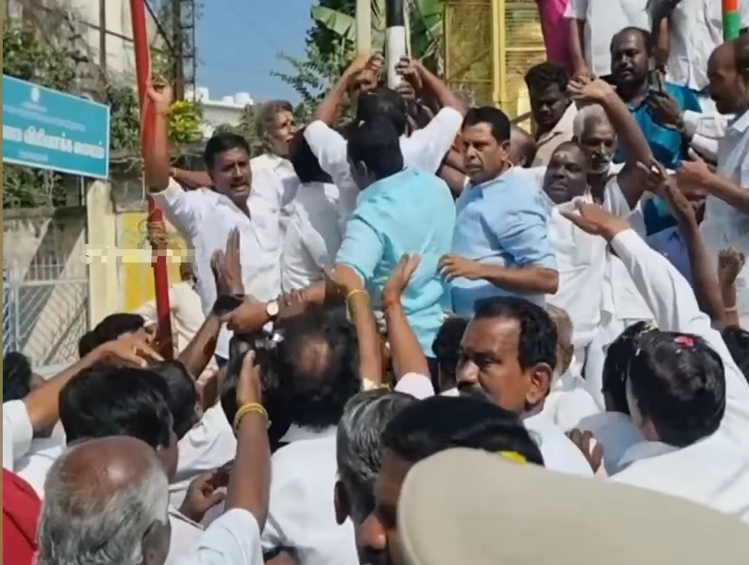 எம்ஜிஆர் பிறந்த நாள் விழா…. மோதிக்கொண்ட OPS – EPS தரப்பினர்….!!