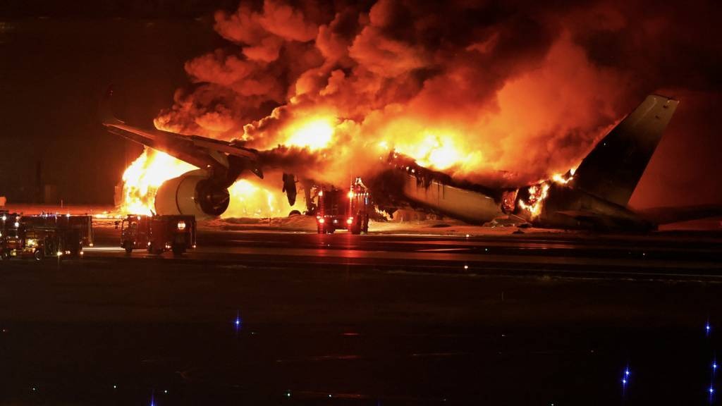 Japan Aircraft Fire : பற்றி எறிந்த ஜப்பான் விமானம்…. 379 பயணிகளும் பத்திரமாக மீட்பு…. கடற்படை விமானத்தில் இருந்த 5 பேரின் கதி என்ன?