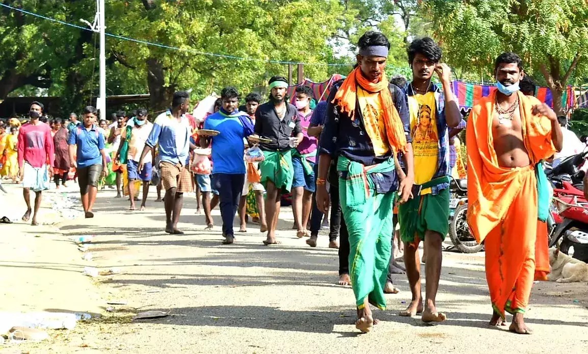 புகழ்பெற்ற முருகன் கோவில்…. பாதயாத்திரையாக செல்லும் பக்தர்கள்… சிறப்பு ஏற்பாடுகள்…!!