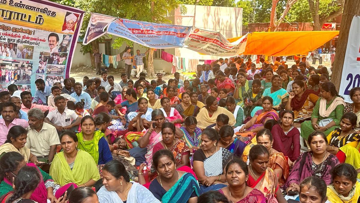 திடீர் போராட்டம்… பிப்ரவரி 12 முதல் பள்ளிகள் இயங்குமா?… தமிழக அரசு எடுக்கப்போகும் முடிவு என்ன…???