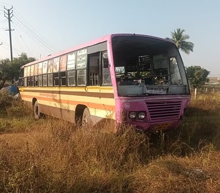 அரசு பேருந்து மீது மோதிய லாரி…. காயமடைந்த 10 பயணிகள்…. போலீஸ் விசாரணை…!!