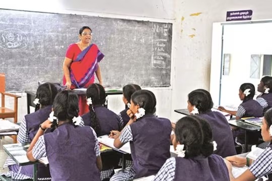 அரசு பள்ளிகளில் பணியாற்றும் தற்காலிக ஆசிரியர்களுக்கு சம்பளம்… பள்ளிக்கல்வித்துறை உத்தரவு…!!!