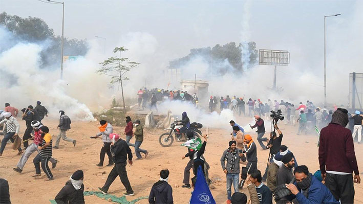 #BREAKING: விவசாயிகள் மீது மீண்டும் கண்ணீர் புகைக்குண்டு வீச்சு – பரபரப்பு…!!