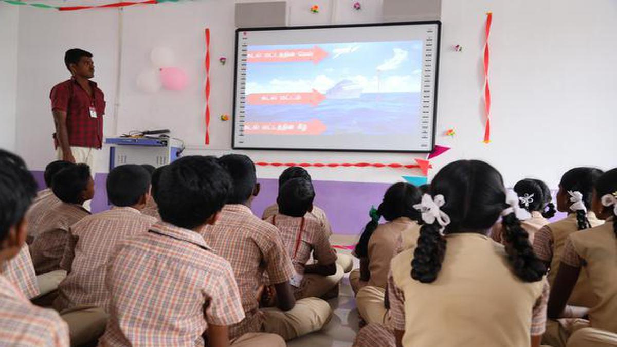 தமிழகம் முழுவதும் அரசு பள்ளிகளுக்கு ஏப். 1 முதல் ஸ்மார்ட் போர்டு… சூப்பர் அறிவிப்பு..!!!