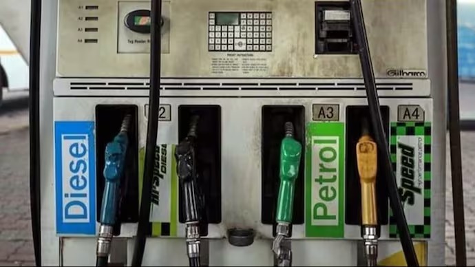 petrol diesel price : நள்ளிரவு முதல் அமல்.! பெட்ரோல், டீசல் விலை ரூ.2 குறைக்கப்பட்டுள்ளதாக மத்திய அரசு அறிவிப்பு.!!
