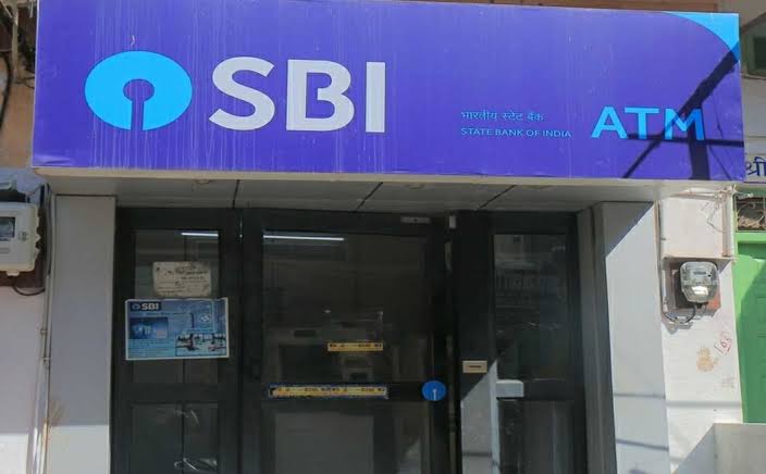 கட்டணத்தை உயர்த்தியது SBI வங்கி… வாடிக்கையாளர்களுக்கு ஷாக் நியூஸ்…!!!