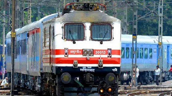 ரயில் பயணிகளின் கவனத்திற்கு… அதிவிரைவு ரயில் போக்குவரத்தில் மாற்றம்… வெளியான அறிவிப்பு…!!