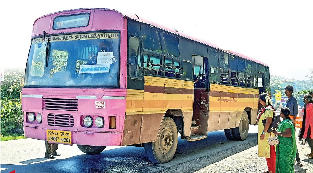 பெண் பயணிகளை ஏற்றாத அரசு பேருந்து நடத்துனர் பணிநீக்கம்…. அதிரடி உத்தரவு …!!