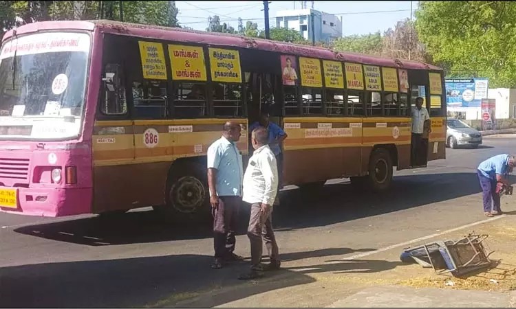 “ஓடும் பேருந்திலிருந்து திடீரென இருக்கையுடன் கீழே விழுந்த நடத்துனர்”…. அதிர்ச்சியில் பயணிகள்….!!!