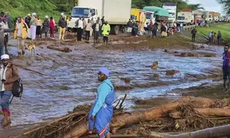 வெளுத்து வாங்கும் கனமழையால் திடீரென உடைந்த அணை… 40 பேர் பலி…. ஒன்றரை லட்சம் பேர் வீடுகளை இழந்து தவிப்பு…!!!