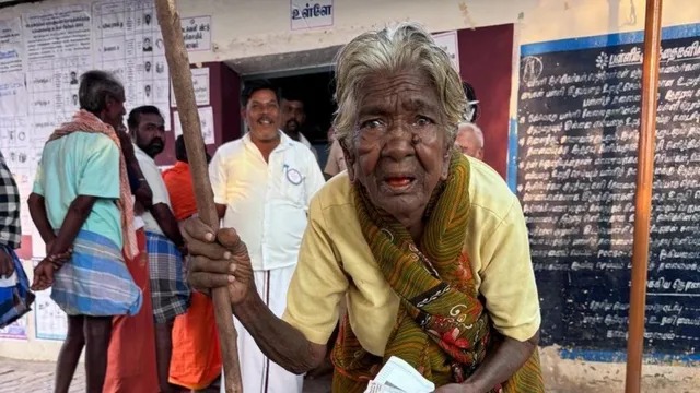 மக்களவை தேர்தல்… முதல் ஆளாக வந்து ஜனநாயக கடமையாற்றிய 102 வயது மூதாட்டி…!!!