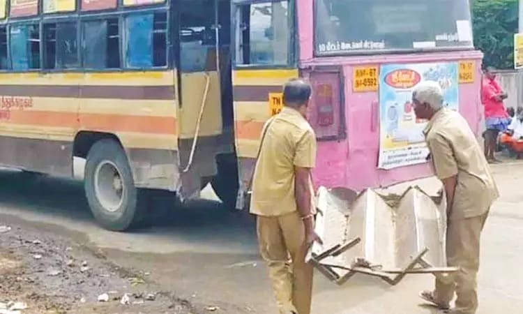 “சாலையில் சென்று கொண்டிருந்த பேருந்து”… திடீரென உடைந்து விழுந்த படிக்கட்டு… பெரும் அதிர்ச்சி…!!!