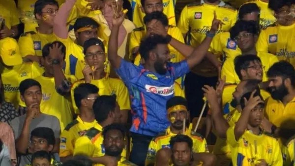 “மஞ்சள் கடல் போல் திரண்ட CSK  ரசிகர்கள்”… நடுவில் தனி ஒருவராய் போட்ட ஆட்டம்… சேப்பாக்கத்தில் லக்னோ ரசிகர் செம சம்பவம்.‌‌..!!!