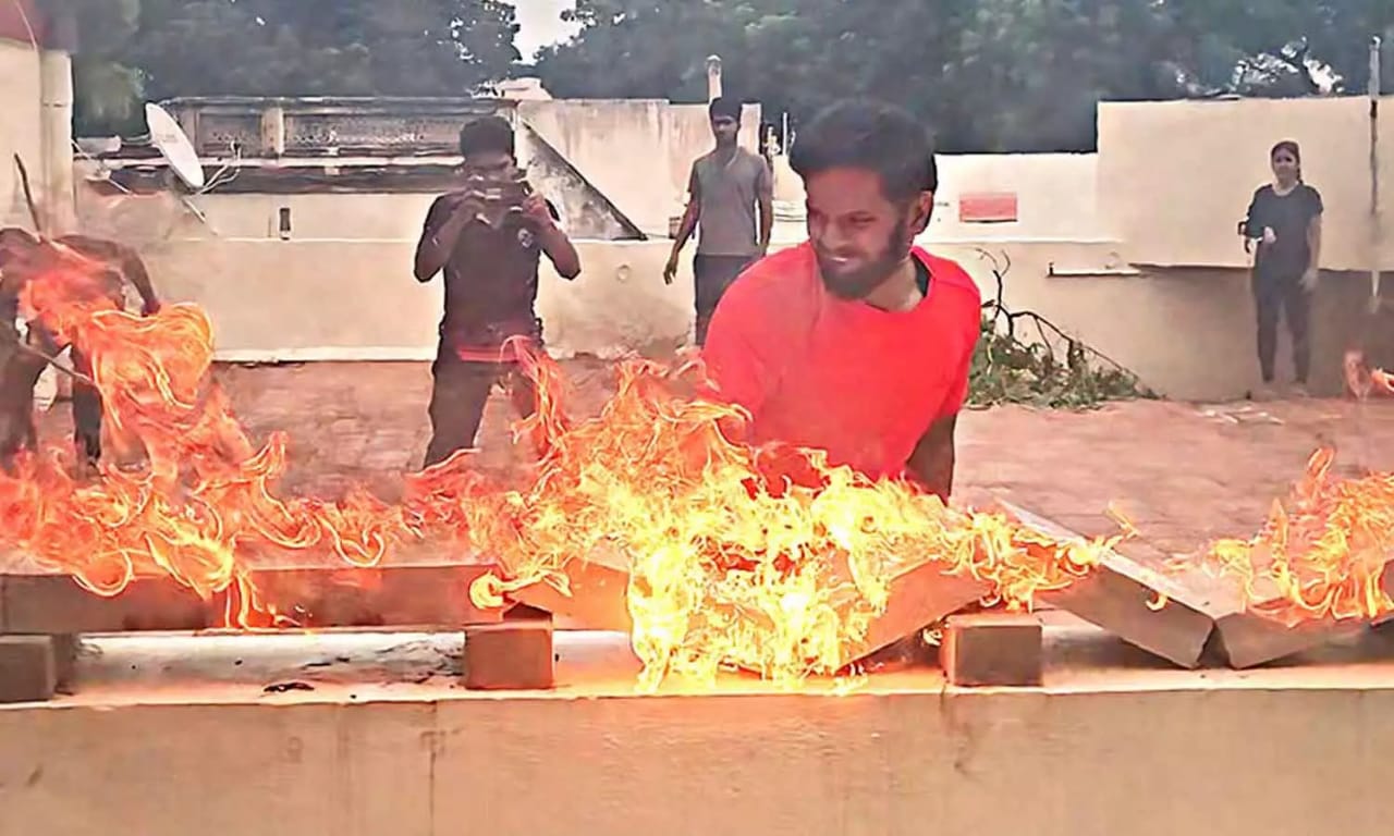 எரியும் கான்கிரீட் கற்களை கையால் உடைத்த மதுரை ஐடி ஊழியர்…. கின்னஸ் புத்தகத்தில் இடம் பெற்று சாதனை…!!!