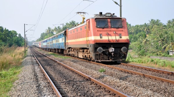 தேர்தலை முன்னிட்டு சிறப்பு ரயில் அறிவிப்பு…. சொந்த ஊருக்கு செல்வோருக்கு குட் நியூஸ்..!!!