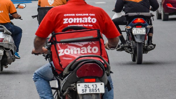 இனி 16 – 21 நிமிடத்திற்குள் உங்கள் கைக்கு ஆர்டர் வரும்…. Zomato-வில் வருகிறது புதிய வசதி…!!!