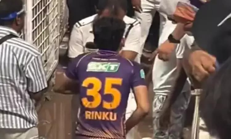 KKR Vs MI மேட்சின் போது பந்தை நைசாக எடுத்த ரசிகர்…. போராடி மீட்ட போலீசார்…. வைரலாகும் ஷாக் வீடியோ….!!!