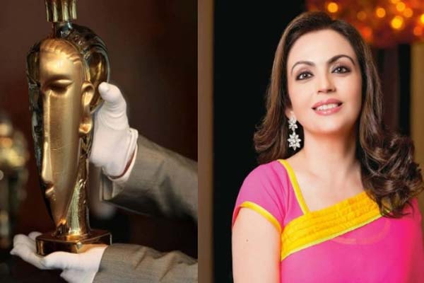 ஓஹோ இதுதான் சீக்ரெட்டா…! தங்க பாட்டிலில் தண்ணீர் குடிக்கும் நீடா அம்பானி…. விலையை கேட்டா தலையே சுத்திடும்….!!