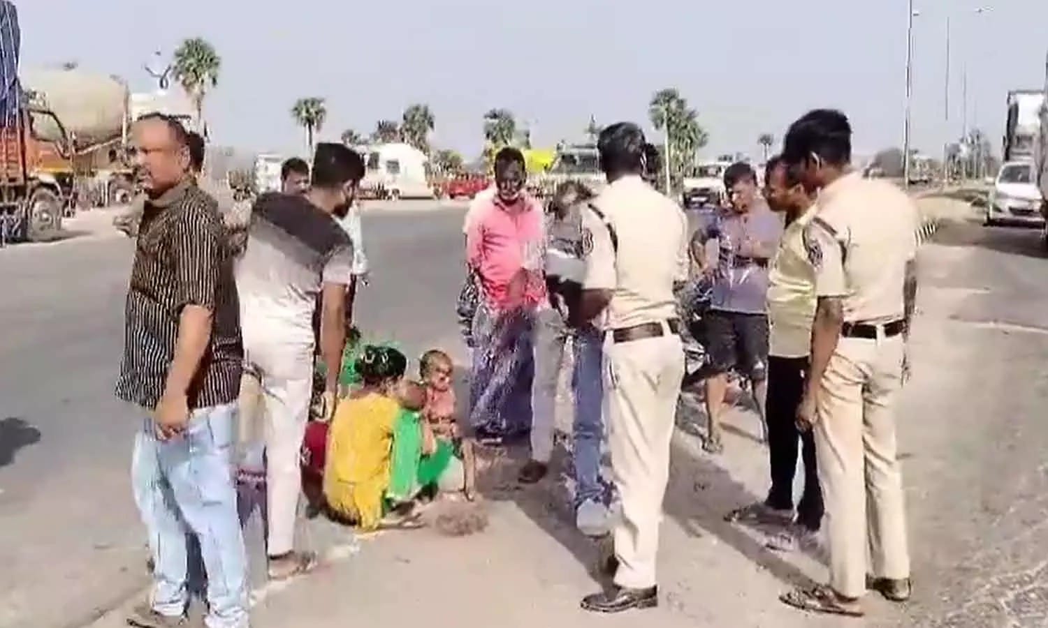 நடுரோட்டில் துடிதுடித்து பலியான தந்தை…‌ கதறி அழுத 2 வயது குழந்தை… நெஞ்சை உலுக்கும் சம்பவம்…!!!