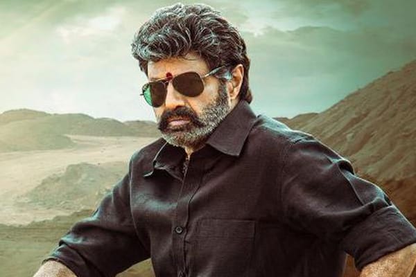 கூட்டத்தில் அசால்டாக  சரக்கடித்த நடிகர் பாலகிருஷ்ணா…? வைரலாகும் அதிர்ச்சி வீடியோ…!!!