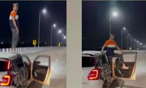 ரொம்ப தைரியம் தான்… ஓடும் காரிலிருந்து மேலே ஏறிய வாலிபர்…. நடு ரோட்டில் திக் திக் சாகசம்… வீடியோ வைரல்…!!