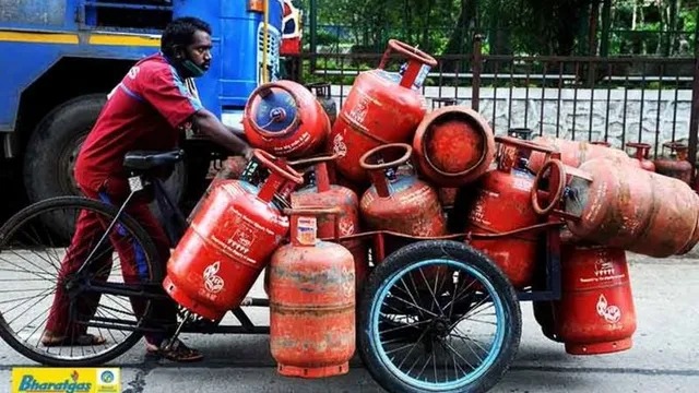 மே 31ம் தேதிக்குள்…. ஆதார் & கைரேகை வைக்காவிட்டால் LPG கனெக்சன் ரத்து…? வெளியான முக்கிய தகவல்..!!