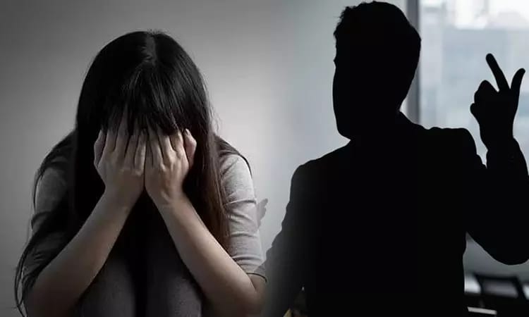 ஒரு தந்தையே  இப்படி செய்யலாமா…? பெற்ற மகளுக்கே பாலியல் தொல்லை… அதிர்ச்சியில் உறைந்த தாய்…!!
