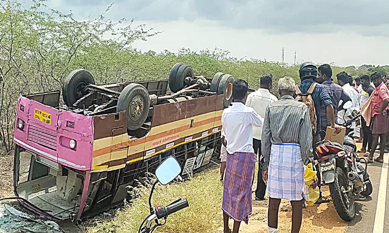 திடீரென தலைக்குப்பிற கவிழ்ந்த அரசு பேருந்து… கோர விபத்தில் 20 பேர் படுகாயம்…. பெரும் அதிர்ச்சி…!!!