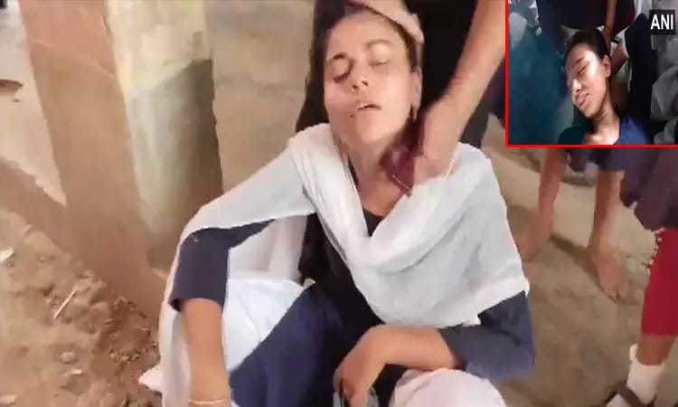 கொளுத்தும் கோடை வெயில்…. திடீரென சுரண்டு கீழே விழுந்த மாணவிகள்… வைரலாகும் அதிர்ச்சி வீடியோ…!!!