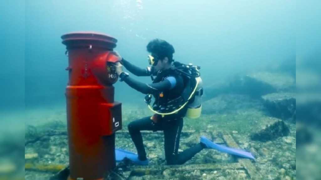 அட..! இது ரொம்ப புதுசா இருக்கே…! கடலுக்கடியில் தபால் பெட்டி… நீந்தி சென்று கடிதம் போடும் மக்கள்…. எங்கன்னு தெரியுமா…?