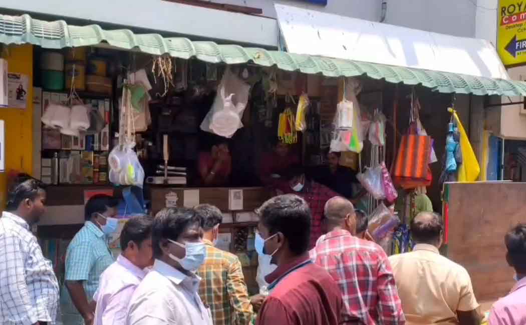 வெறும் ரூ.3 மட்டுமே…. பிளாஸ்டிக் பைகளுக்கு ரேஷன் கடை ஊழியர்கள் எதிர்ப்பு….!!!