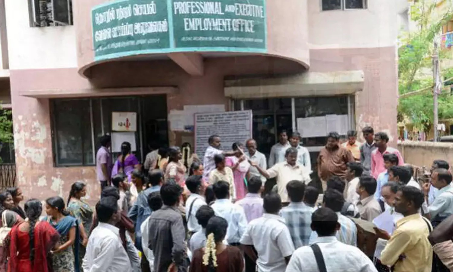 தமிழக அரசு வேலைக்காக 53.48 லட்சம் பேர் காத்திருப்பு… ஷாக் ரிப்போர்ட்…!!!