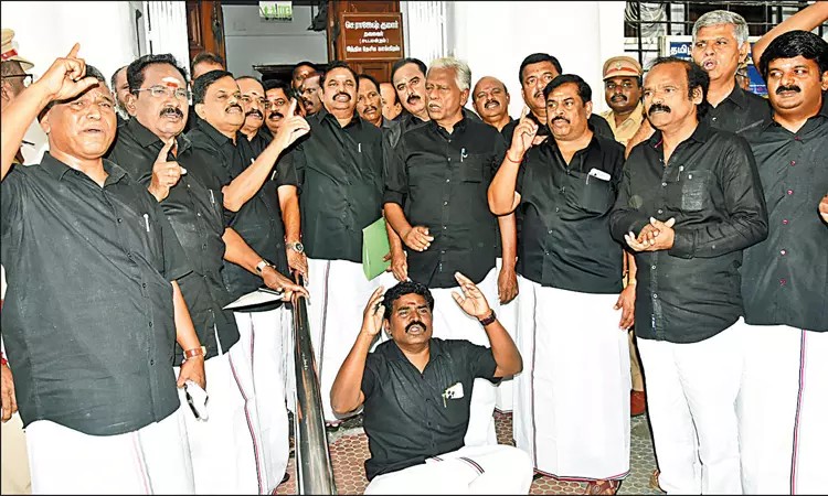 சஸ்பெண்டு நடவடிக்கை…! இன்று அதிமுக எம்எல்ஏக்கள் உண்ணாவிரத போராட்டம்….!!!