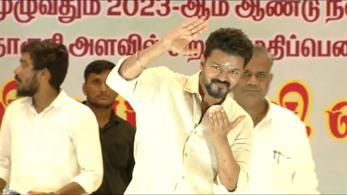 “யாரும் பசியோட இருக்கக்கூடாது” சுடசுட தயாராகும் உணவு…. ஆவலோடு காத்திருக்கும் மாணவர்கள்…!!