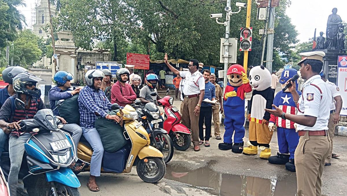 ஹெல்மெட் அணியாதோருக்கு 2 முறை அபராதம் விதிக்கலாமா….? ரூல்ஸ் சொல்வது என்ன..??
