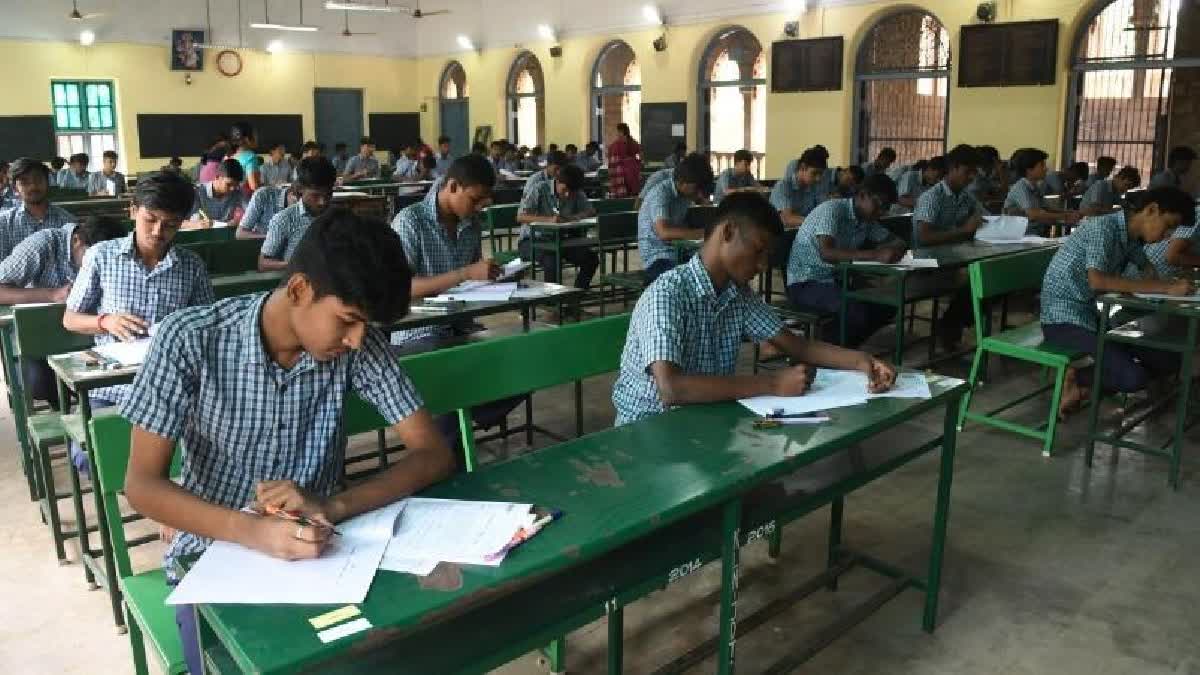 10ஆம் வகுப்பு துணைத்தேர்வு: நாளை முதல் ஹால் டிக்கெட்…. பள்ளிக்கல்வித்துறை அறிவிப்பு…!!!