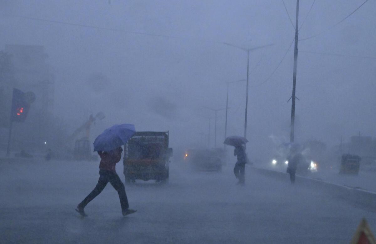 தமிழகத்தில் இன்று 8 மாவட்டங்களுக்கு கனமழை எச்சரிக்கை…. வானிலை ஆய்வு மையம்…!!!