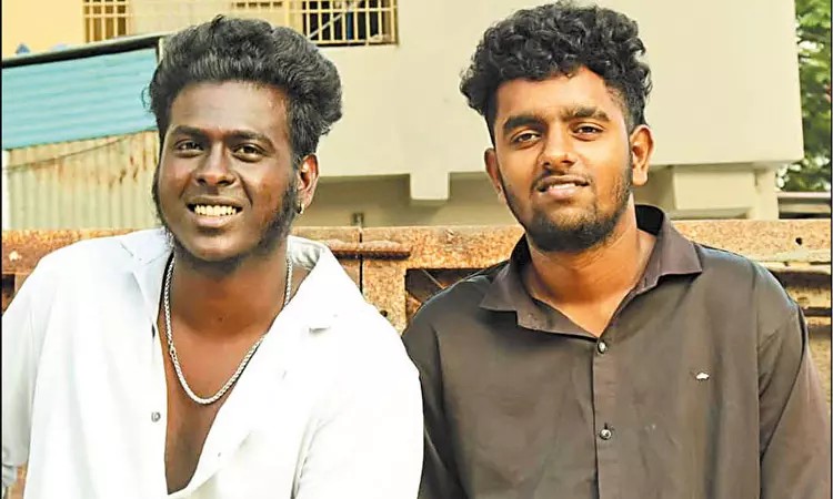 ஹோட்டலுக்கு சாப்பிட சென்ற நண்பர்கள்…. மகிழ்ச்சியாக பைக்கில் சென்ற போது நேர்ந்த விபரீதம்… நொடிப்பொழுதில் பிரிந்த உயிர்…!!!