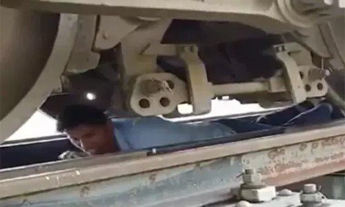நீங்க ரொம்ப கிரேட் சார்… பயணிகளின் உயிரைக் காக்க தன் உயிரை பணயம் வைத்த ரயில் ஓட்டுநர்… வைரலாகும் திக் திக் வீடியோ…!!!