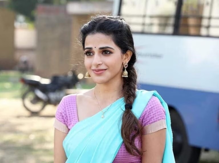Wow…! டிரான்ஸ்பரண்ட் சேலையில் செம லுக்… பிரபல நடிகையின் சூப்பர் ஹாட் ஸ்டில்ஸ்… சொக்கிப்போன ரசிகாஸ்…!!!
